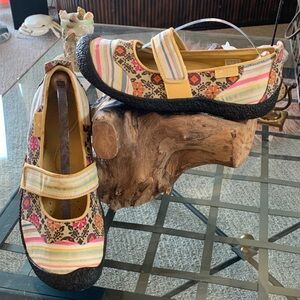 Keen Harvest Mary Jane flats woven multi-colored floral and striped upper Size 9